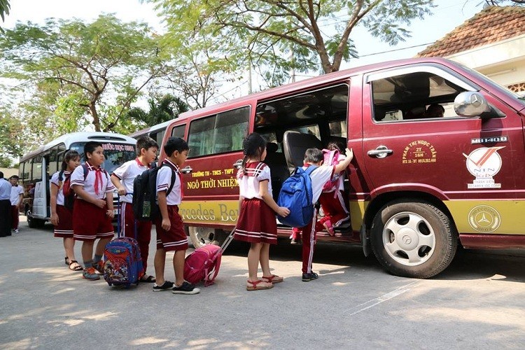 Xe đưa đón học sinh